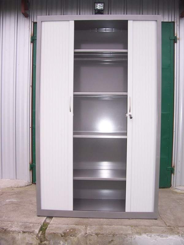 szafy z drzwiami żaluzjowymi