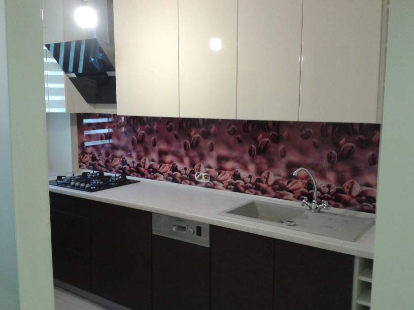 montaż szklanych paneli kuchennych