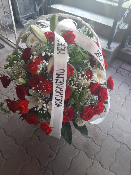 kwiaty w koszu na pogrzeb