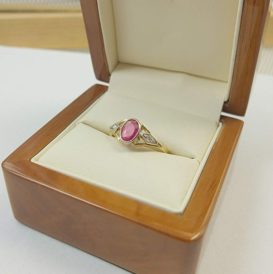 pierścionek zaręczynowy z rubinem