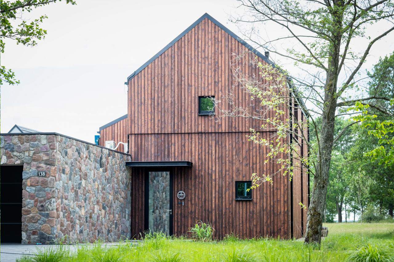 deski elewacyjne w ciemnych odcieniach