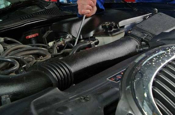 pod maską samochodu