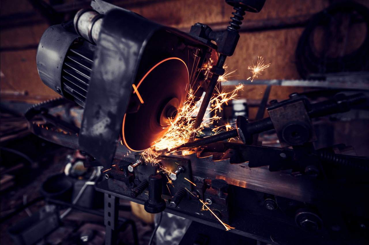 gięcie metalu na prasie CNC