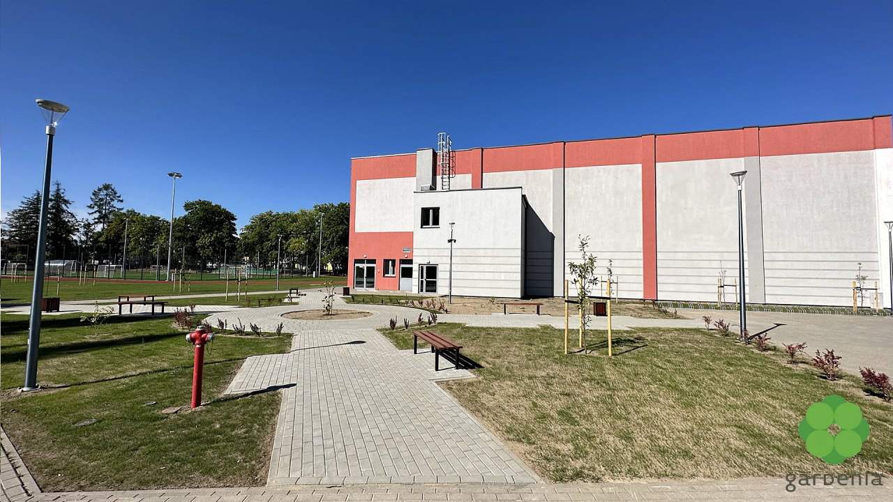 budowa boisk do piłki nożnej i bieżni lekkoatletycznych