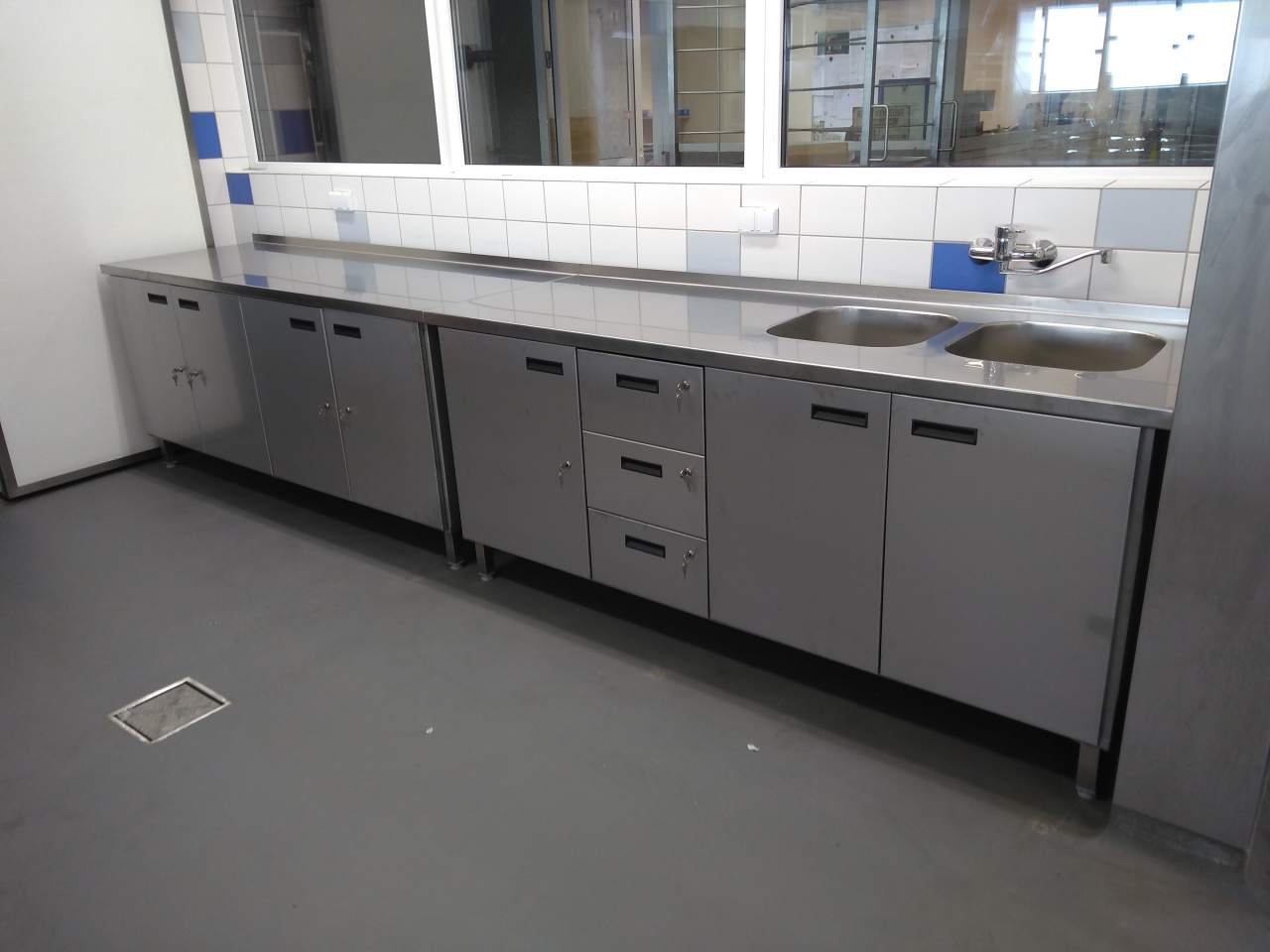 meble ze stali kwasoodpornej