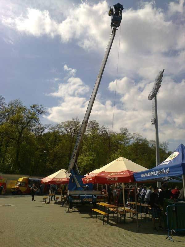 wynajem podnośnika koszowego, podnośnik koszowy, prace na wysokościach, wycinka drzew