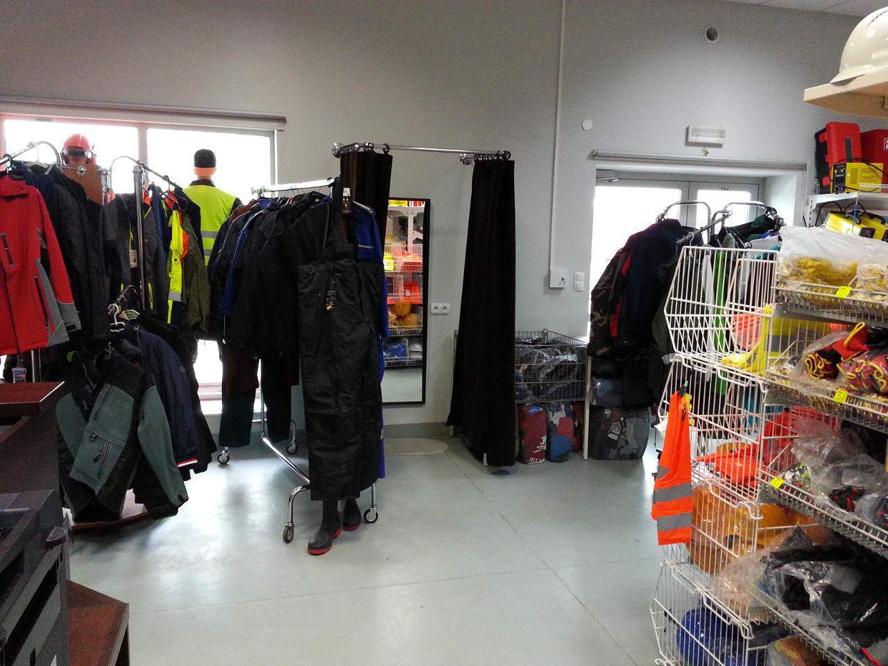 rękawiczki robocze, ubrania robocze, elektrody drut spawalniczy, szelki bezpieczeństwa