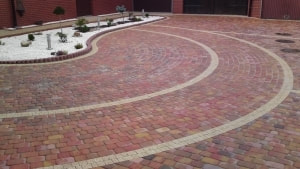 układanie wzorów z kostki brukowej