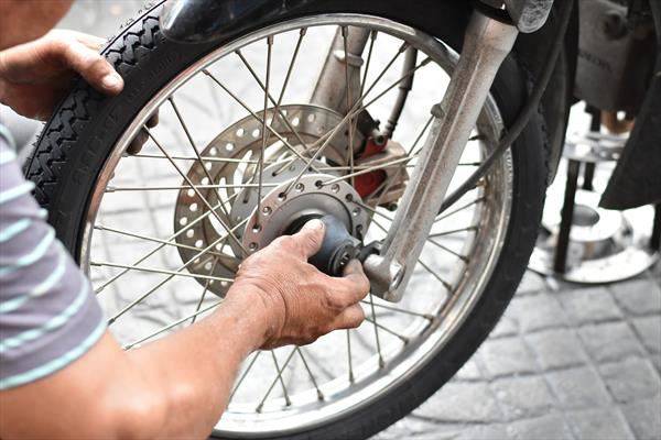 wymiana koła w motorze