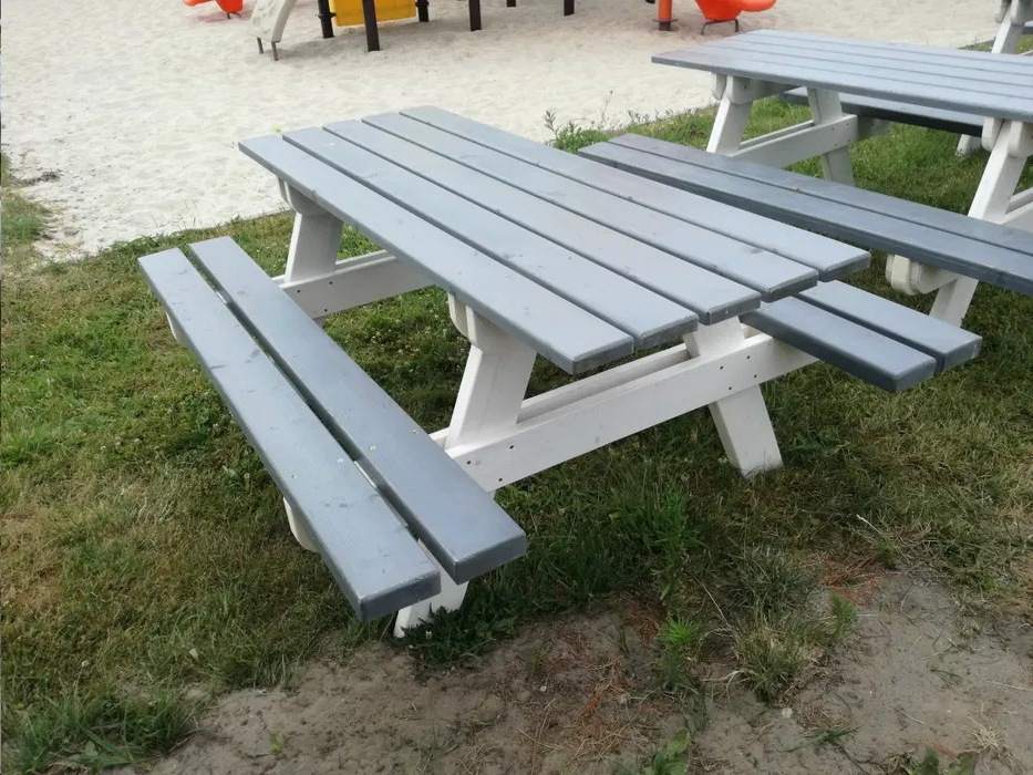 stół drewniany z ławkami