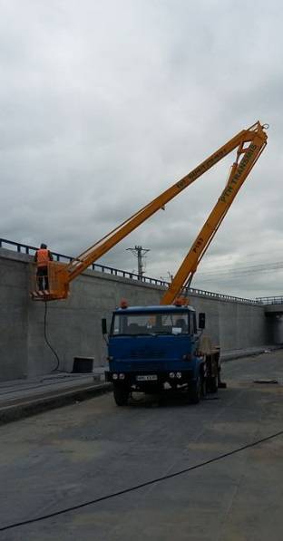 montaż reklam z podnośnika