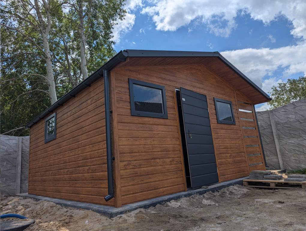 domek z wiatą na drewno