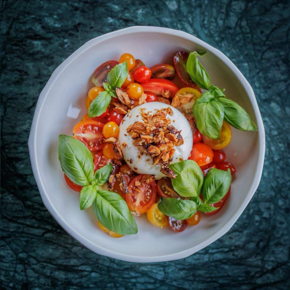 buratta z pomidorami