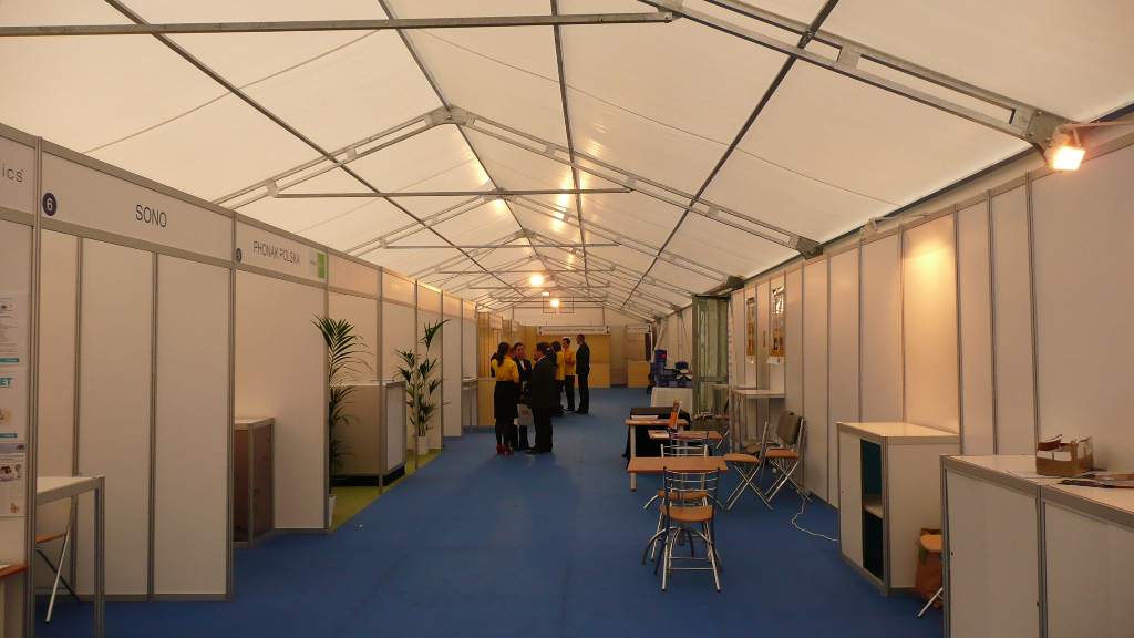 urządzona hala namiotowa