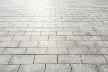 układanie kostki na chodniku