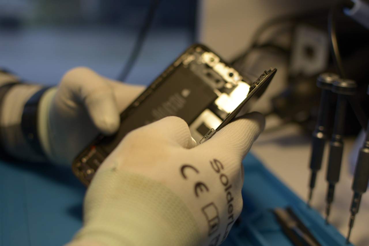 wymiana szybki w telefonie