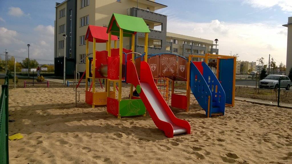 certyfikowany plac zabaw, wyposażenie placów zabaw, urządzenia edukacyjne na plac zabaw