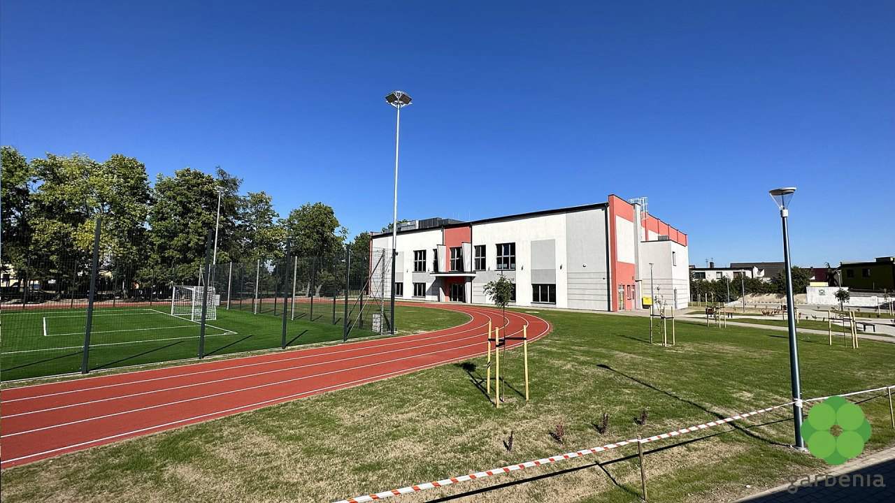 budowa boisk do piłki nożnej i bieżni lekkoatletycznych