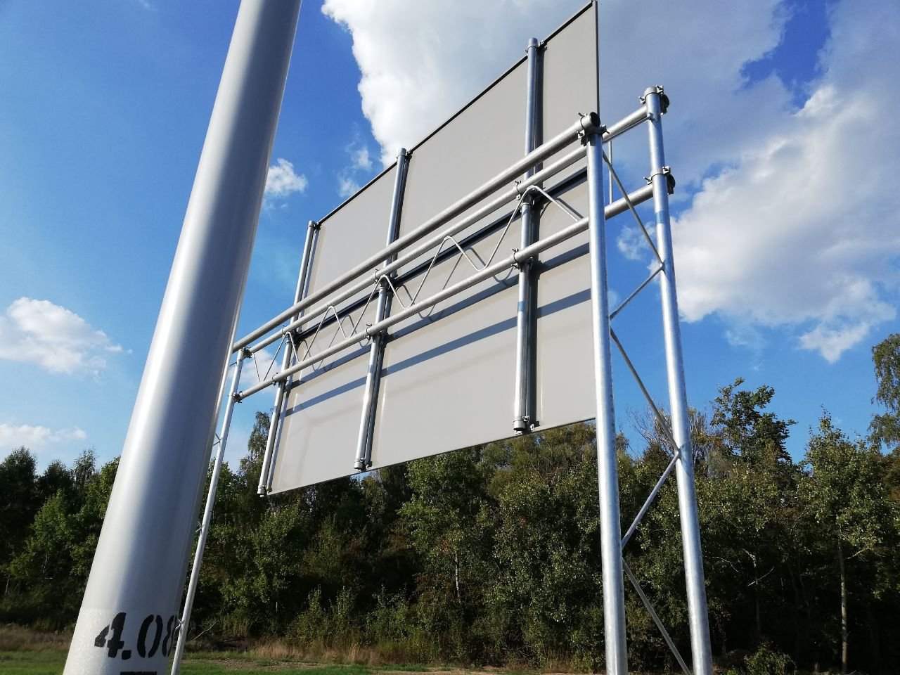 Konstrukcja wsporcza z kratownic nad ścieżką rowerową