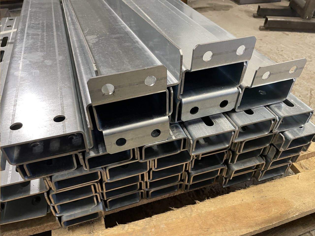 konstrukcje stalowe, usługi spawalnicze, spawanie, laserowe cięcie blach