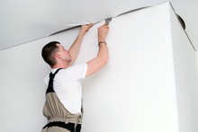 montaż sufitu napinanego