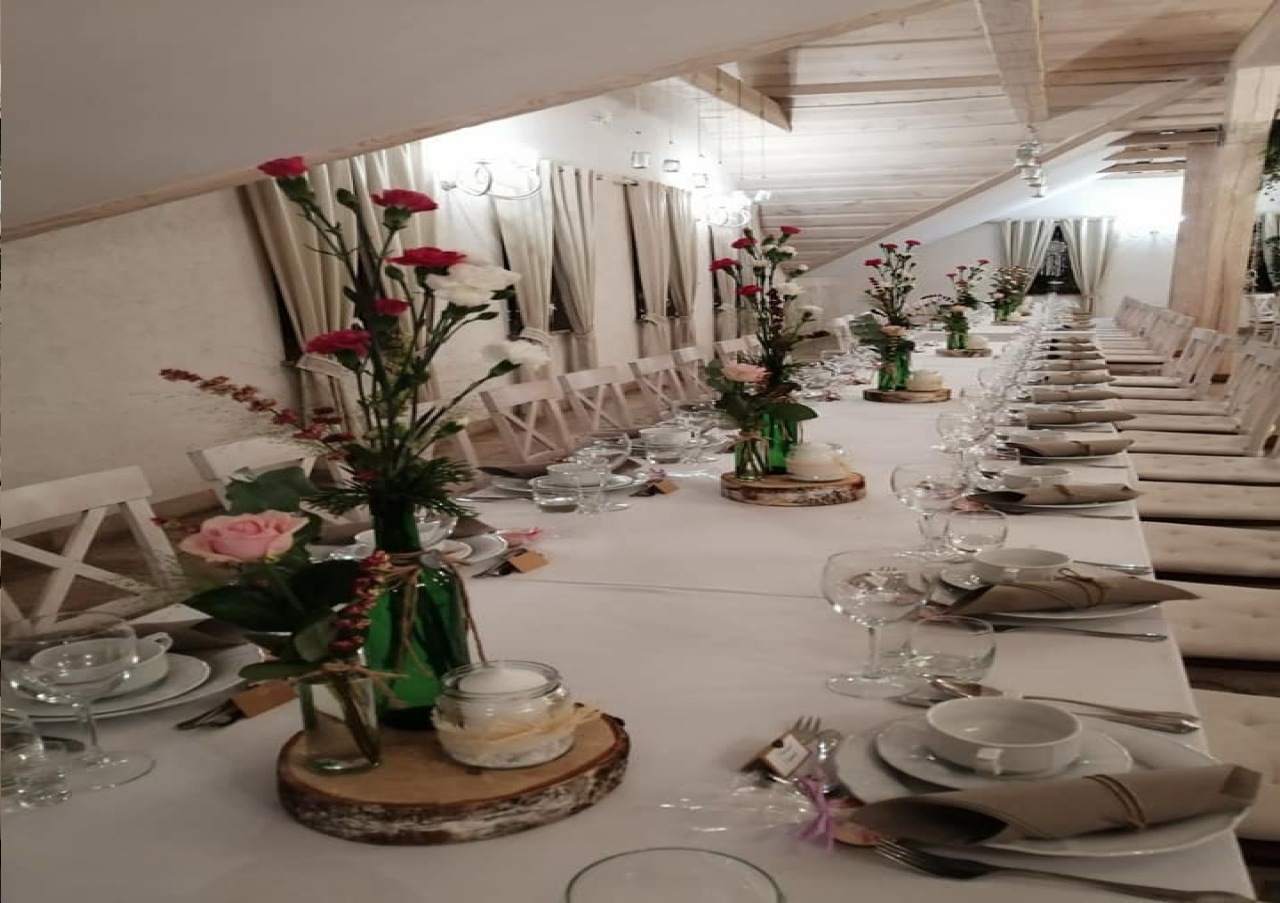 dekoracje kwiatowe stołów