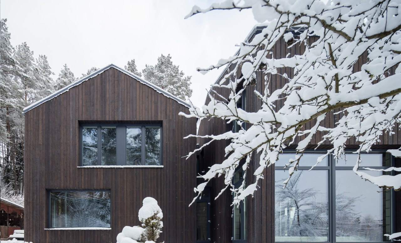 domek drewniany zimą