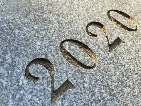 litery na nagrobkach