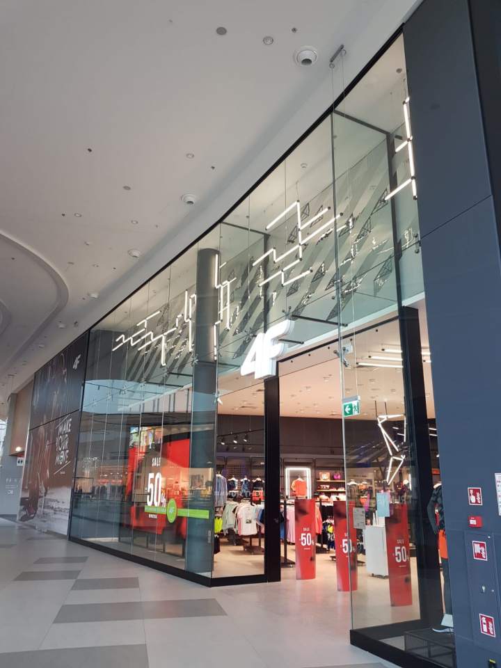 witryna szklana z drzwiami