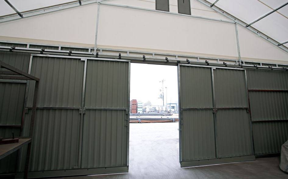 hala z rozsuwanymi drzwiami