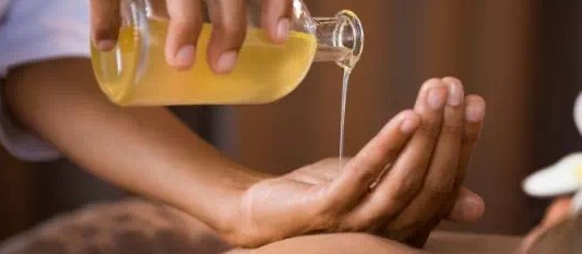 masaż olejem