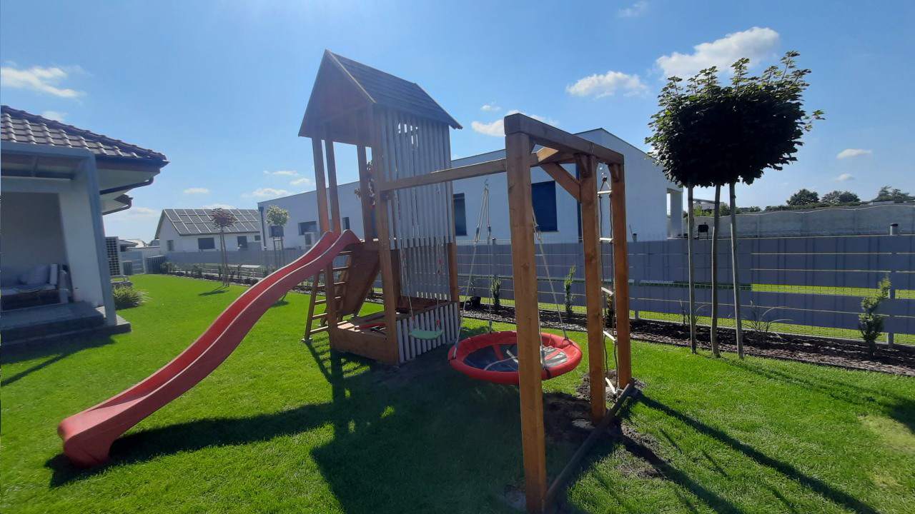 plac zabaw w ogrodzie