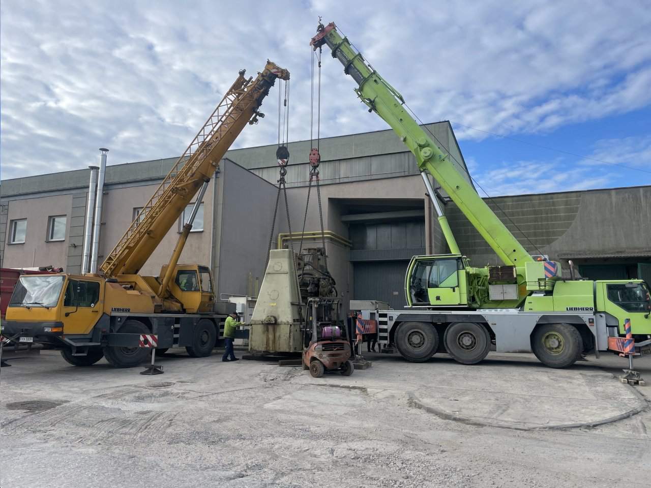 wynajem dźwigów, dźwigi samochodowe