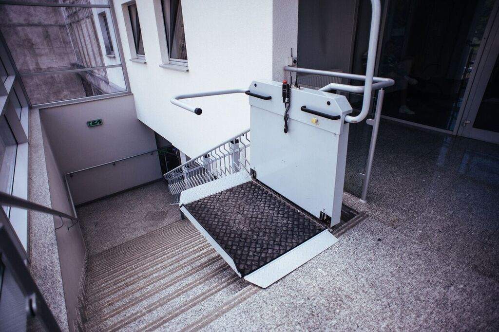 montaż platform dla niepełnosprawnych