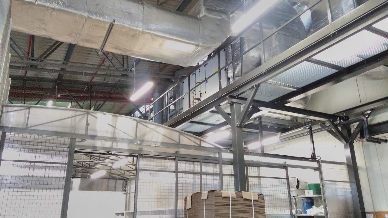 wygrodzenia siatkowe, zadaszenie łukowe i piętro wentylatorowni