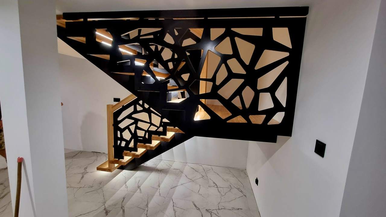 schody na jesionowej belce