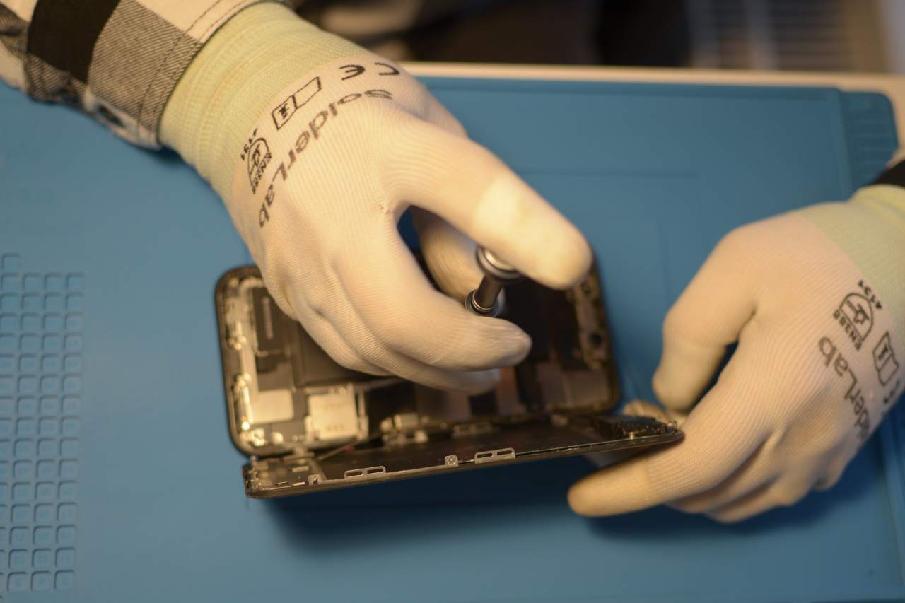 wymiana baterii w telefonie