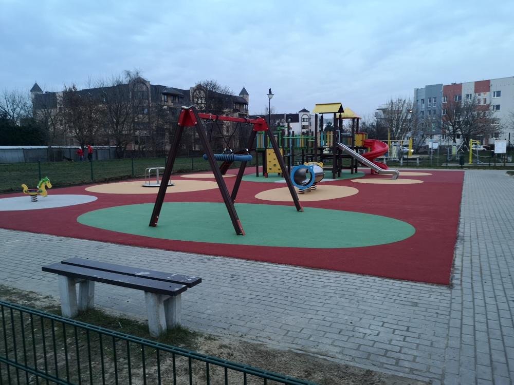 certyfikowany plac zabaw, wyposażenie placów zabaw, urządzenia edukacyjne na plac zabaw