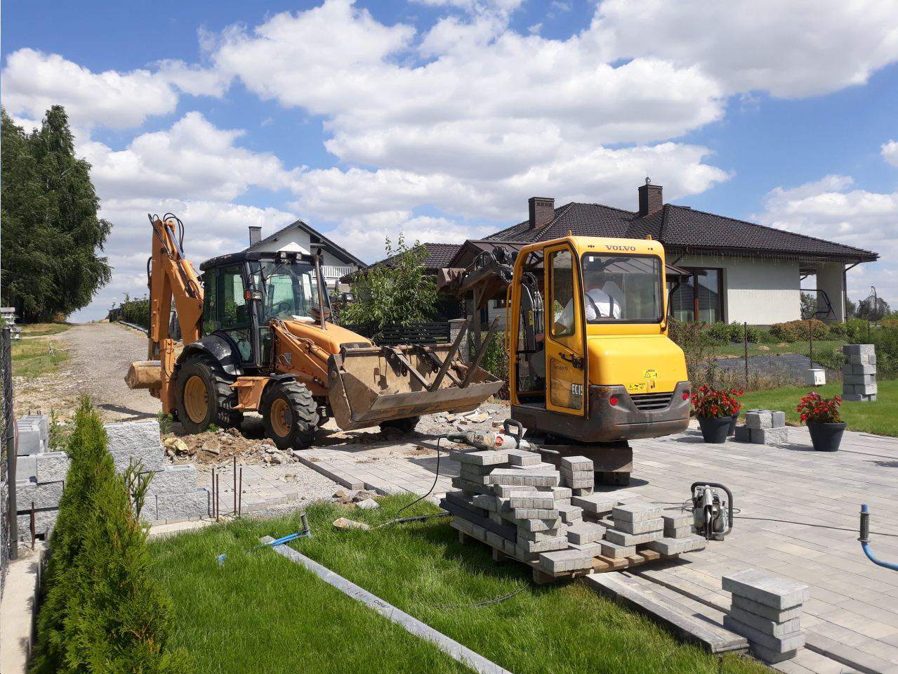 koparko-ładowarka i mini koparka