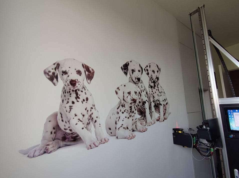 drukowanie kolorowe na ścianie