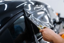 oklejanie okien w budynkach