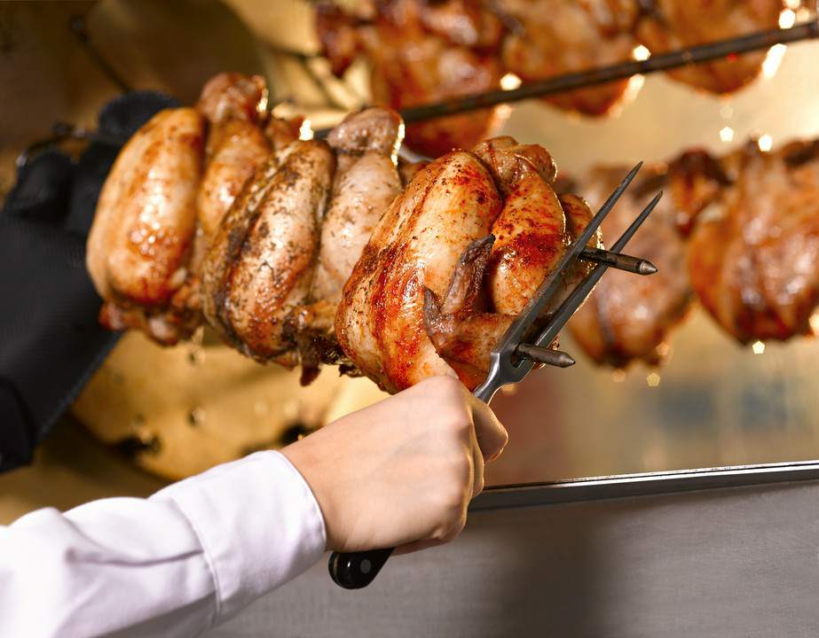 Kurczak z rożna pieczony kurczak na rożnie