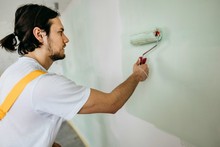 malowanie ściany w pokoju