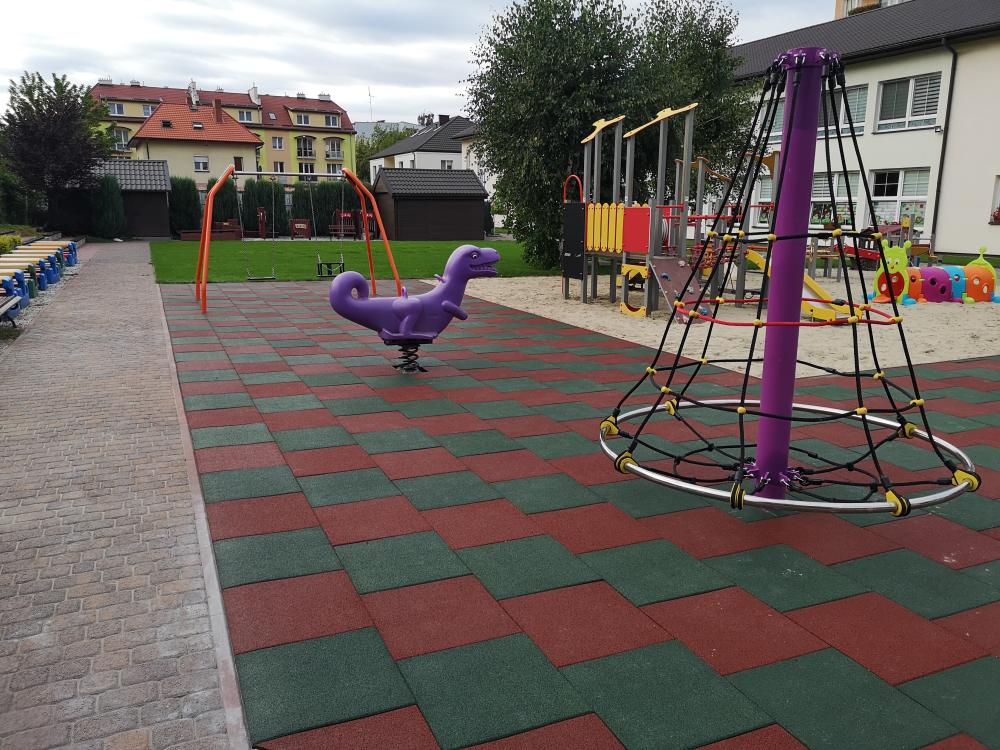 certyfikowany plac zabaw, wyposażenie placów zabaw, urządzenia edukacyjne na plac zabaw