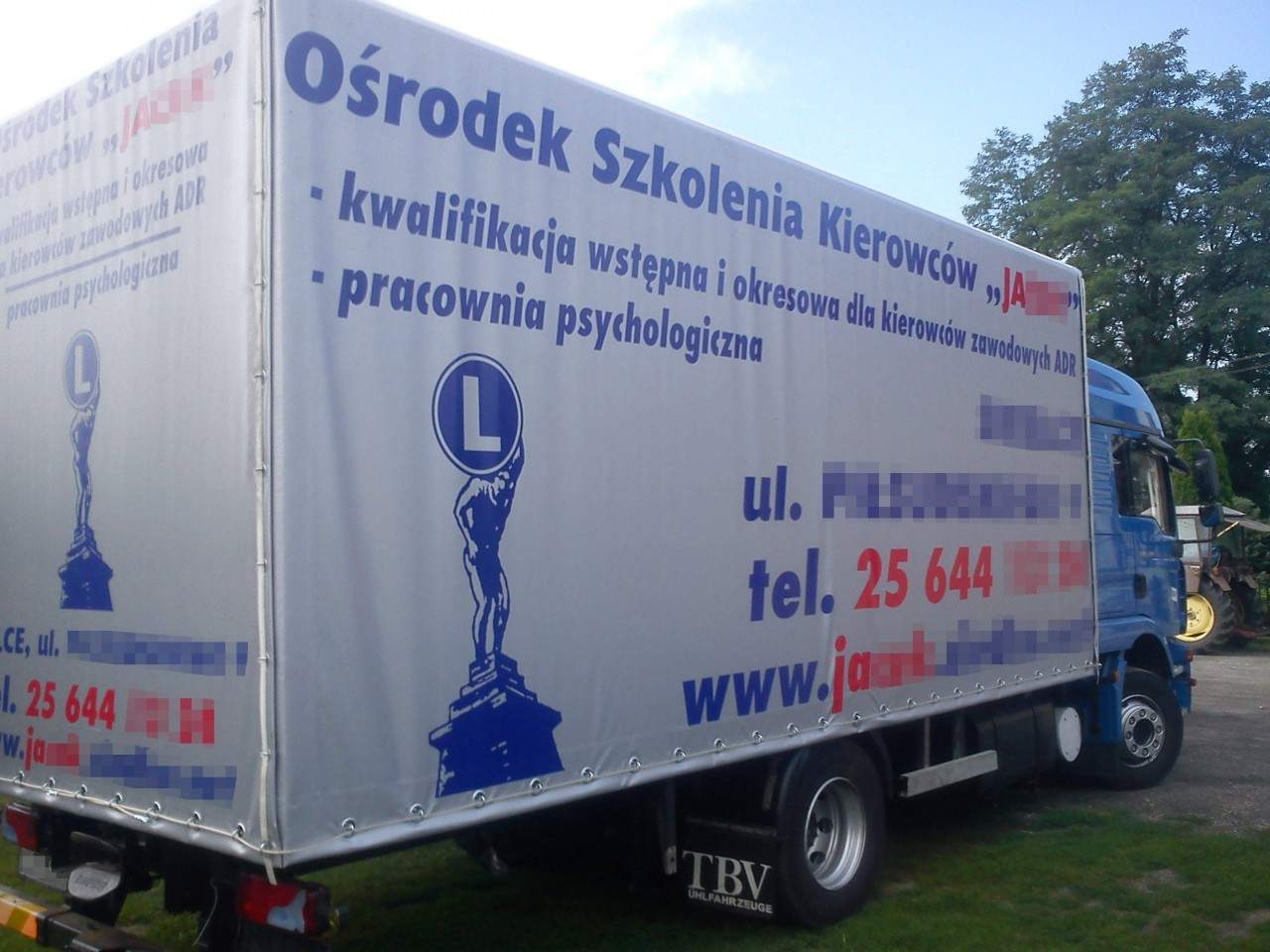 Reklama drukowana na plandece na ciężarówkę