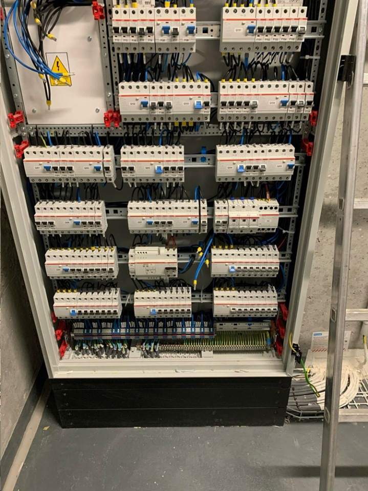 montaż instalacji elektrycznych