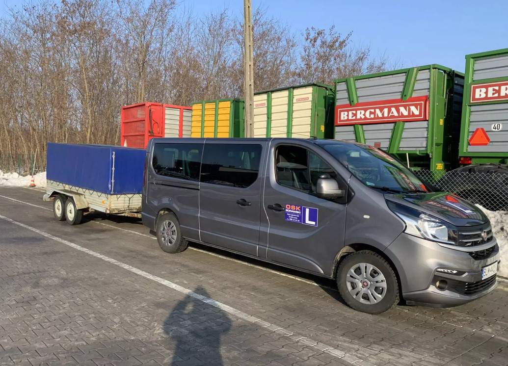 nauka jazdy z przyczepą