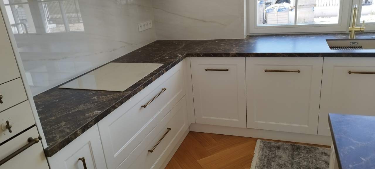 blaty kuchenne kamienne, schody kamienne, blaty łazienkowe kamienne, usługi kamieniarskie