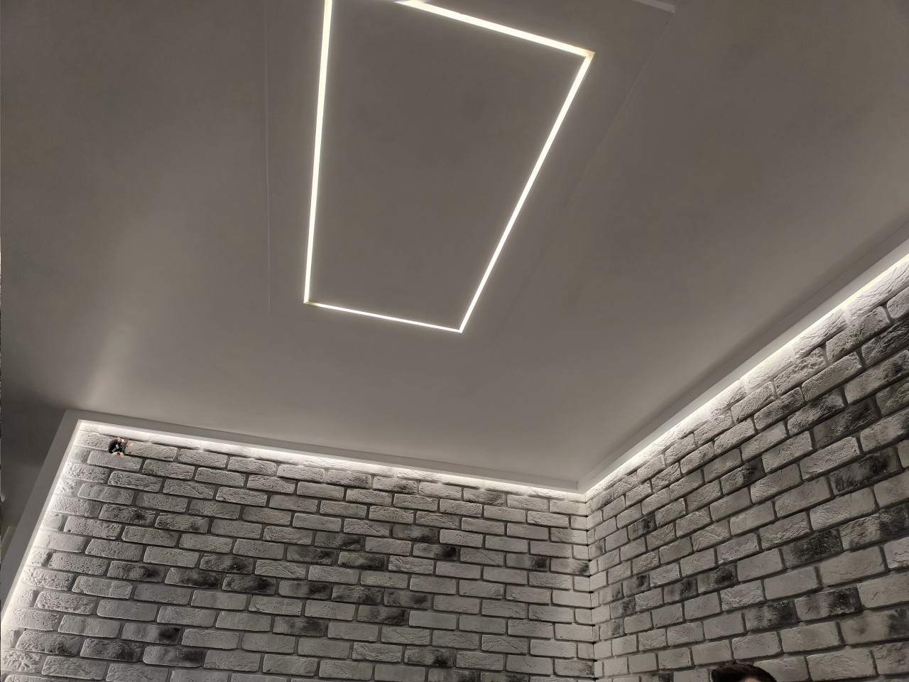 oświetlenie na suficie