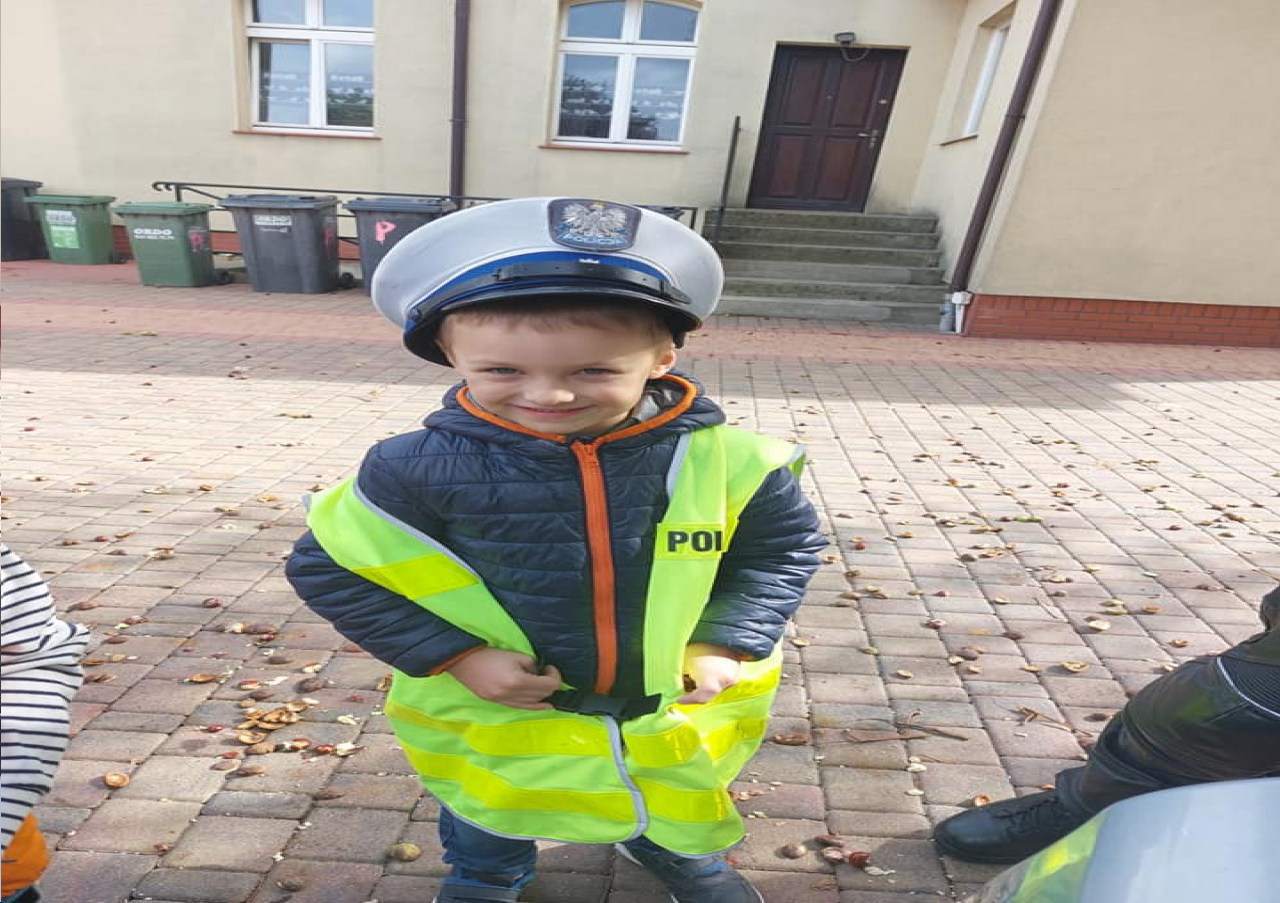 przedszkolak w czapce policjanta